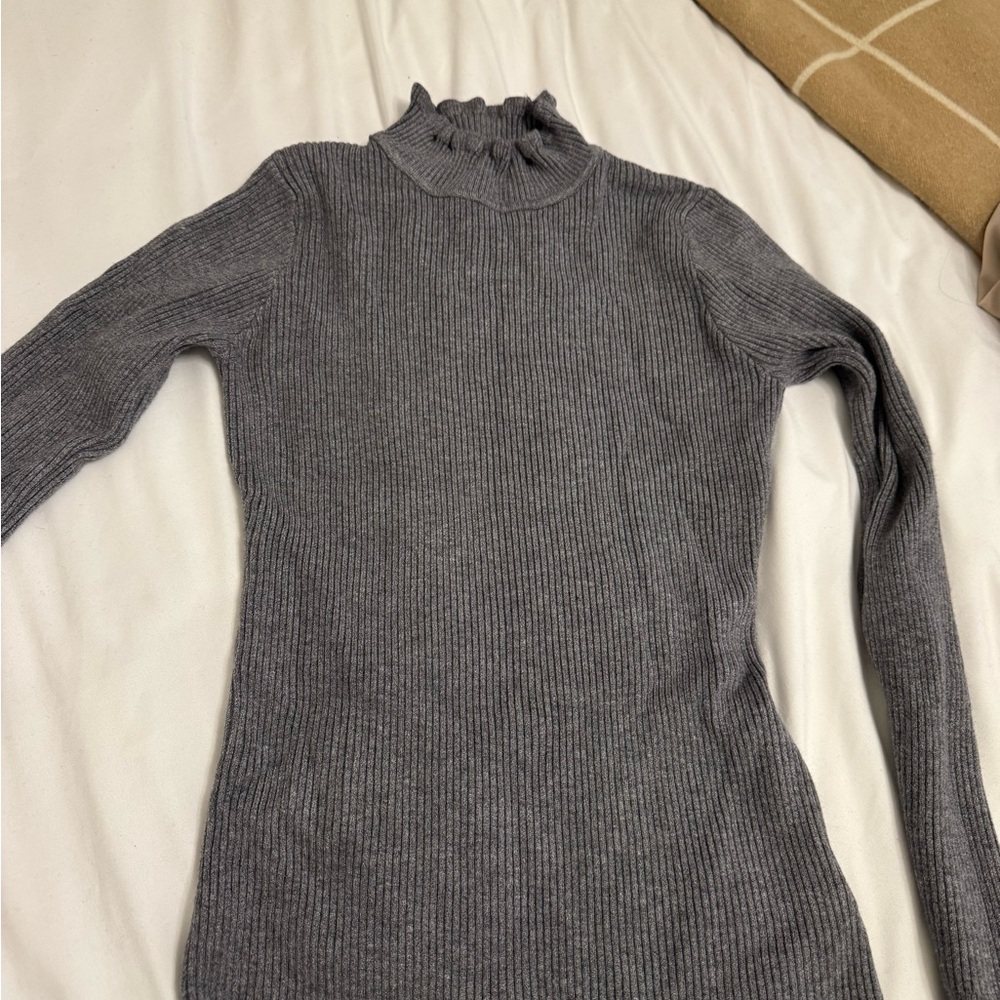 Gray Ribbed Turtleneck Sweater - Picture 3 of 3